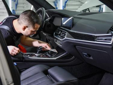 BMW X7 - Оклейка глянцевых элементов салона